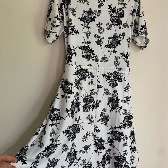 Black and White Flutter Sleeve Wrap Sundress - Picture 7 of 8